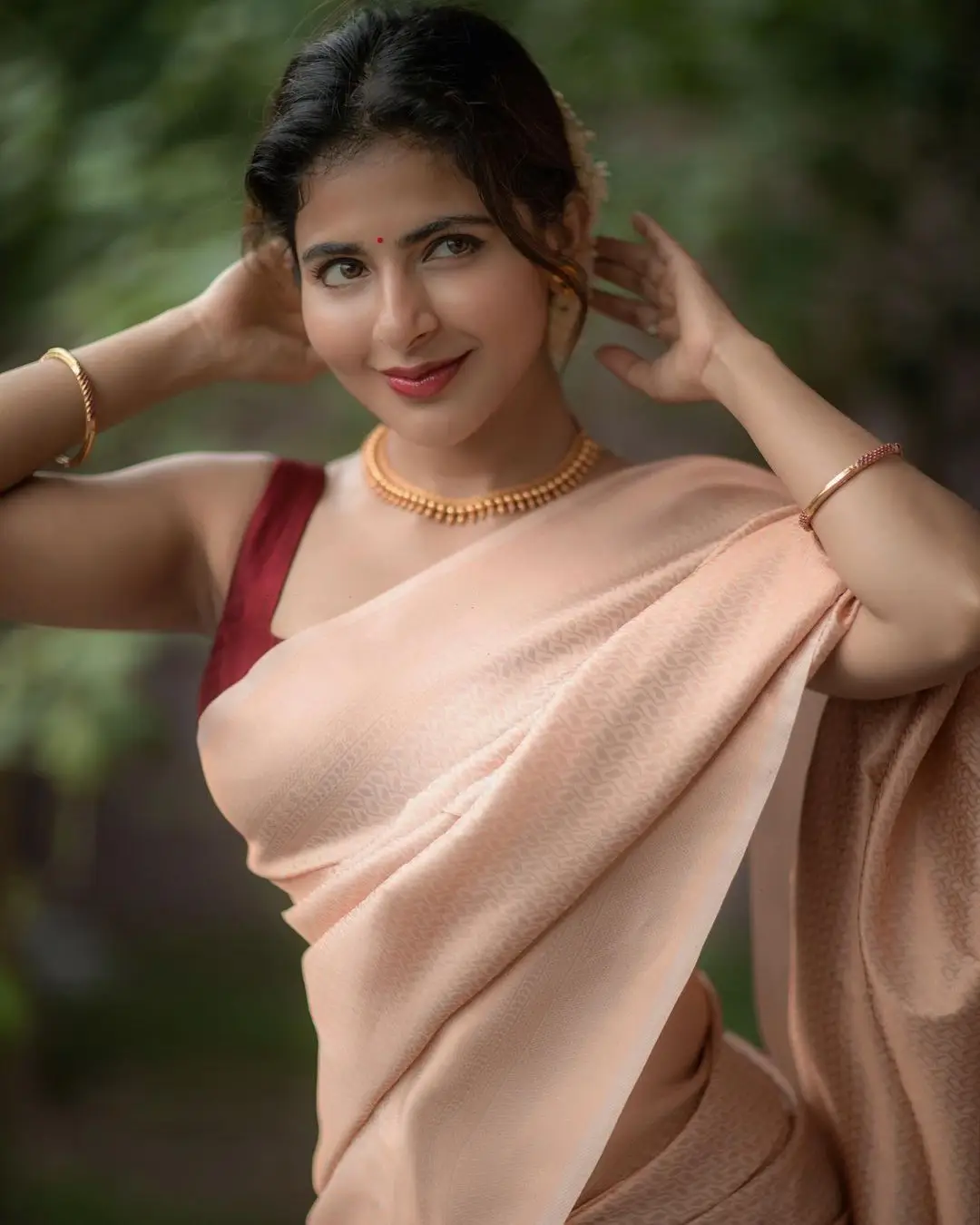 Indian Girl Iswarya Menon In Traditional White Saree Sleeveless Maroon Blouse